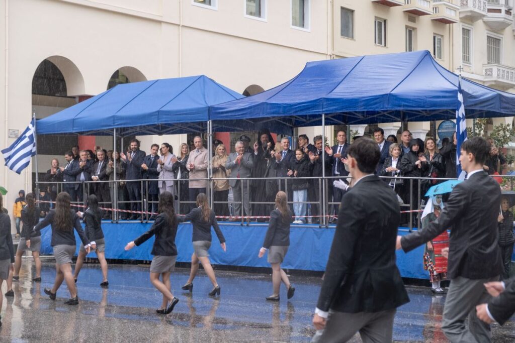 Υπό καταρρακτώδη βροχή παρέλασαν οι μαθητές κερδίζοντας το θερμό χειροκρότημα του κόσμου (vid)