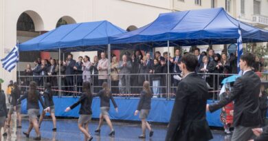 Υπό καταρρακτώδη βροχή παρέλασαν οι μαθητές κερδίζοντας το θερμό χειροκρότημα του κόσμου (vid)