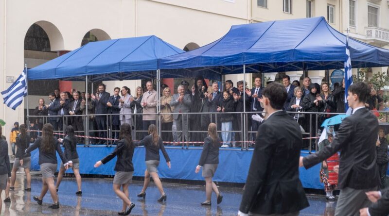 Υπό καταρρακτώδη βροχή παρέλασαν οι μαθητές κερδίζοντας το θερμό χειροκρότημα του κόσμου (vid)