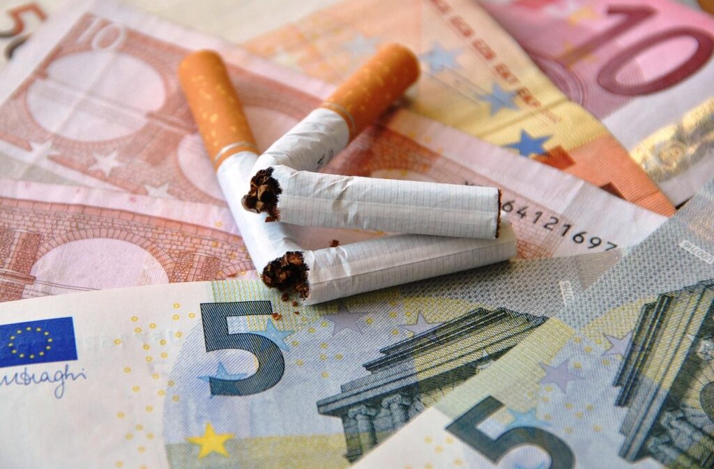 Σχέδια για «ευρω-φόρο» έως και 3 ευρώ στα τσιγάρα - Καμπανάκι από τον Πιερρακάκη για αύξηση του λαθρεμπορίου