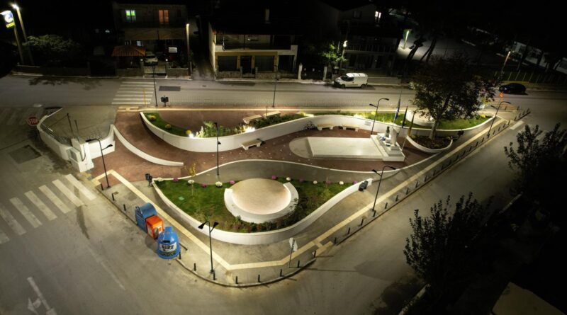 Δ. Ωραιοκάστρου: Εγκαινιάστηκε η αναπλασμένη πλατεία «Βελίκα Τράικου» στον Πεντάλοφο – Ο δημόσιος χώρος «μεταμορφώθηκε» σε τόπο μνήμης και δράσης