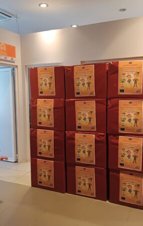 «Τα ξωτικά φέρνουν τα δώρα τους» σε σχολεία του Δ. Ωραιοκάστρου για να στηρίξουν ευάλωτες κοινωνικές ομάδες