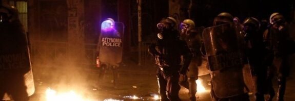 Επεισόδια και ρίψη μολότοφ έξω από το ΑΠΘ