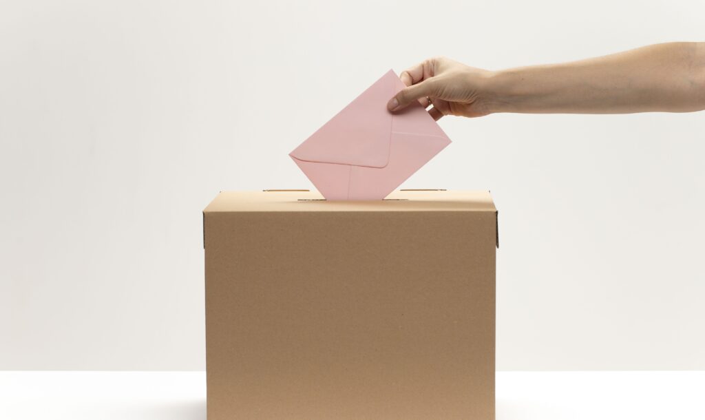 Δημοσκόπηση Interview για POLITIC: Κλειδώνει το δίπολο ΝΔ – ΠΑΣΟΚ αλλά το μεγαλύτερο κόμμα είναι η γκρίζα ζώνη