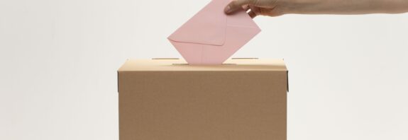 Δημοσκόπηση Interview για POLITIC: Στο 27,4% η ΝΔ – Το 63% χρεώνει την ακρίβεια στην κυβέρνηση, «κλείνουν» θέρμανση, «παρκάρουν» αυτοκίνητα