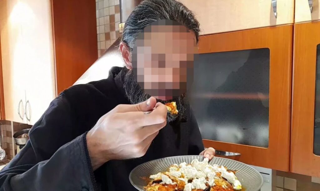 «Κλέβουμε τα λεφτά του κόσμου»: Οι κωδικοί, οι διάλογοι και η διπλή δράση του κυκλώματος των “ρασοφόρων”