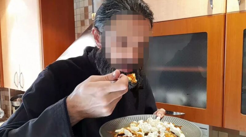 «Κλέβουμε τα λεφτά του κόσμου»: Οι κωδικοί, οι διάλογοι και η διπλή δράση του κυκλώματος των “ρασοφόρων”