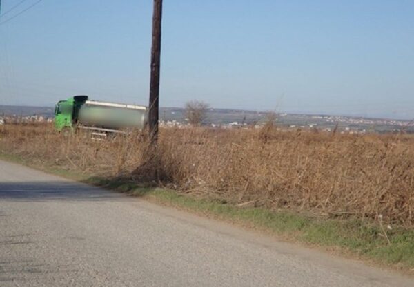 Επιχειρηματίας έριχνε βιομηχανικά απόβλητα σε κανάλι στο Εθνικό Πάρκο Αξιού (pics)