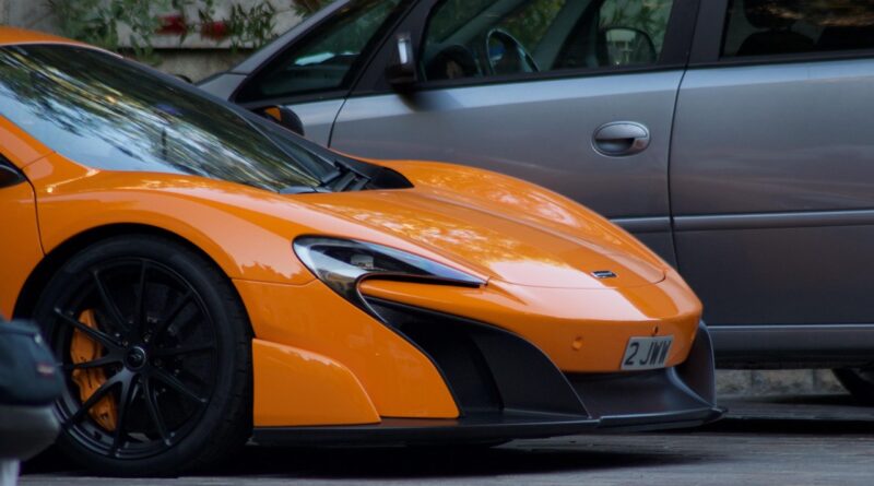 «Πάτα το!» – Οδηγός McLaren έκανε επίδειξη ταχύτητας και ο αστυνομικός που τον σταμάτησε τον… ενθάρρυνε (vid)