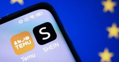 Από τις αρχές του 2026 καταργείται σε επίπεδο ΕΕ η τελωνειακή απαλλαγή για δέματα αξίας κάτω των 150 ευρώ και όλα τα πακέτα από τρίτες χώρες θα περνούν πλέον από κανονικές τελωνειακές διαδικασίες, με επιβολή δασμών και προβλεπόμενων τελών διαχείρισης, όπως αποφάσισε την Πέμπτη το Συμβούλιο υπουργών Οικονομικών της Ευρωπαϊκής Ένωσης (ECOFIN). Το μέτρο στηρίζει σθεναρά η Ελλάδα και ο υπουργός Εθνικής Οικονομίας και Οικονομικών Κυριάκος Πιερρακάκης ως αναγκαίο για τον υγιή ανταγωνισμό, την προστασία των εσόδων και την ασφάλεια των προϊόντων. Πλέον, επιχειρήσεις και καταναλωτές αρχίζουν να ζυγίζουν τα υπέρ και τα κατά των νέων εξελίξεων. Για την Ελλάδα, η στήριξη και επίσπευση του μέτρου υπαγορεύεται από την ανάγκη για μια πολιτική που θα εξισορροπεί τα συμφέροντα καταναλωτή, του εγχώριου εμπορίου αλλά και την προστασία των δημοσίων εσόδων, βάζοντας τέλος σε στρεβλώσεις, «παράθυρα» και «Κερκόπορτες» που προέκυψαν με την έκρηξη του ηλεκτρονικού εμπορίου παγκοσμίως τις τελευταίες 2-3 δεκαετίες. Στα «υπέρ» καταγράφονται η μείωση του αθέμιτου ανταγωνισμού από ξένες επιχειρήσεις, η αύξηση δημοσίων εσόδων, η αποτροπή αποστολής ακατάλληλων προϊόντων που δεν συμμορφώνονται με τα ευρωπαϊκά πρότυπα, αλλά και περιβαλλοντικά οφέλη από την αποθάρρυνση παραγωγής και υπερκατανάλωσης αμφιβόλου ποιότητος και προέλευσης ειδών και υλικών. Στα «κατά» περιλαμβάνονται οι αυξήσεις τελικών τιμών σε «πολύ φθηνά» προϊόντα από τρίτες χώρες λόγω δασμών και τέλους διεκπεραίωσης που κατακλύζουν την Ευρώπη, πιθανή επιβάρυνση των χαμηλότερων εισοδημάτων που «κυνηγούν» τις χαμηλές τιμές, κίνδυνος καθυστερήσεων και γραφειοκρατίας στις διεκπεραιώσεις στα τελωνεία, νέα κόστη και διαδικασίες για ταχυμεταφορές/ταχυδρομεία/τελωνεία, αλλά και ανάγκη για προσεκτικό και ισορροπημένο σχεδιασμό στην επιβολή του «τέλους διαχείρισης» ανά πακέτο (τουλάχιστον 1,5- 2 ευρώ και άνω σύμφωνα με τις ως τώρα προτάσεις). Τι αποφάσισε το ECOFIN Οι υπουργοί Οικονομικών της ΕΕ συμφώνησαν την περασμένη Πέμπτη στην κατάργηση της απαλλαγής τελωνειακών δασμών για δέματα χαμηλής αξίας, επιταχύνοντας το χρονοδιάγραμμα εφαρμογής (από το 2028 στις αρχές του 2026) που θα προβλέπει μια μεταβατική «απλή» λύση ώστε όλα τα δέματα να μπαίνουν σε διαδικασίες τελωνείου και δασμών. Ενώ σε δύο χρόνια, από το 2028, θα ληφθούν και αυστηρότερα μέτρα με νέα αναθεώρηση της Οδηγίας, με βάση και μια νέα πλατφόρμα στην οποία θα γίνεται ηλεκτρονικά η εκκαθάριση κάθε αγοράς από ηλεκτρονικά e-shops τρίτων χωρών που εισάγεται στην ΕΕ. Τα κράτη-μέλη θα φέρουν συγκεκριμένες προτάσεις υλοποίησης για έγκριση στο επόμενο ECOFIN σε λιγότερο από ένα μήνα (έως τις 12/12) με στόχο μια νέα αρχιτεκτονική εισαγωγών των μικροδεμάτων από Κίνα και τρίτες χώρες, η οποία θα λειτουργήσει "το συντομότερο δυνατόν" εντός του 2026, κατά τρόπο πάντως που να μη προκαλεί πρόσθετες καθυστερήσεις και προβλήματα στα τελωνεία, από τον όγκο των μικροδεμάτων τα οποία θα συσσωρεύονται, ενώ σήμερα περνάνε «ατελώνιστα». Τι αλλάζει για τον καταναλωτή Κάθε δέμα από τρίτη χώρα θα αξιολογείται για δασμούς ανεξαρτήτως αξίας (πέραν του ΦΠΑ που ήδη ισχύει και επιβάλλεται τη στιγμή της αγοράς από τις πλατφόρμες μέσω IOSS/checkout) με συνέπεια οι τελικές τιμές να καθίστανται υψηλότερες και λιγότερο ελκυστικές από ό,τι σήμερα στα «φθηνά» πακέτα. Εκτός από δασμούς, το σχέδιο προβλέπει και ξεχωριστό «τέλος διεκπεραίωσης» (handling fee) ανά μικροδέμα, ύψους περίπου 2 ευρώ σύμφωνα με την επικρατέστερη ως τώρα πρόταση, σαν μία χαμηλής ονομαστικής αξίας επιβάρυνση η οποία θα τεθεί σε ισχύ μετά τα μέσα του 2026 ενδεχομένως -αν και το τελικό ποσό και σχέδιο μένει να κλειδώσει πολιτικά. Πώς επηρεάζονται Temu, Shein, Trendyol Στο στόχαστρο μπαίνει το σύστημα πωλήσεων που εφαρμόζουν εταιρικές πλατφόρμες "τύπου" Temu, Shein, Bangood, Trendyol κλπ (αλλά και οι αγορές ίδιου τύπου μέσω e-bay) με «κράχτες» τις υπερβολικά χαμηλές τιμές (ultra low price) και δωρεάν αποστολές προς όλο τον κόσμο (free shipping). Επί χρόνια το μοντέλο αυτό στηρίχθηκε εν πολλοίς στο χαμηλό όριο απαλλαγής από τα Τελωνεία της ΕΕ για αγορές ύψους έως 150 ευρώ («de minimis»). Επιπλέον το όριο αυτό επέτρεπε υποκοστολογήσεις από τις ξένες εταιρίες ή και «σπάσιμο» της παραγγελίας από τους αγοραστές, για να αποφεύγουν το όριο που είχε τεθεί. Από τους επόμενους μήνες όμως, οι αγορές αυτές θα επιβαρυνθούν από δασμούς και τέλη, περιορίζοντας το πλεονέκτημα στην τελική τιμή έναντι των ευρωπαϊκών λιανεμπόρων πωλητών ή, ενδεχομένως ,αλλάζοντας και τις πολιτικές δωρεάν αποστολής και επιστροφών των προϊόντων αυτών από τις ξένες εταιρίες. Η μετάβαση όμως σε καθεστώς πλήρους τελωνειακού ελέγχου μπορεί να επιφέρει καθυστερήσεις και προβλήματα στα Τελωνεία, κάτι που απαιτεί προσαρμογή και έγκαιρη αναβάθμιση στα τελωνειακά πληροφοριακά συστήματα, αλλά και να αυξήσει τα λειτουργικά κόστη των πλατφορμών. Τι αλλάζει για τα e-shops Για τα ελληνικά και ευρωπαϊκά e-shops οι όροι του παιχνιδιού αλλάζουν και γίνονται περισσότερο ισότιμοι με τους εξ ανατολής ανταγωνιστές τους, καθώς τα άμεσα εισαγόμενα φθηνά πακέτα δεν θα διαφεύγουν δασμών, περιορίζοντας τη διαφορά τιμολόγησης με ευρωπαϊκές πλατφόρμες που πληρώνουν πλήρεις δασμούς και συμμορφώνονται με αυστηρά ποιοτικά και κατασκευαστικά πρότυπα. Η χώρα μας αποτελεί πύλη εισόδου κινεζικών προϊόντων στην ΕΕ και πρωτοστάτησε μαζί με τη Γαλλία στις επίσπευση των μέτρων αυτών, ως απάντηση στα ζητήματα θεμιτού ανταγωνισμού που έχουν οι ελληνικές και ευρωπαϊκές επιχειρήσεις και e-shops έναντι πλατφορμών άμεσης πώλησης που αξιοποιούσαν τη σημερινή εξαίρεση. Γιατί αλλάζει το καθεστώς Η εκρηκτική αύξηση μικροδεμάτων από πλατφόρμες τρίτων χωρών (όπως Temu και Shein) έχει επιφέρει απώλειες και στα κράτη μέλη, όχι μόνο γιατί πλήττονται οι ευρωπαϊκές επιχειρήσεις, αλλά επειδή συνδυάζεται με υποτιμολογήσεις και καταστρατηγήσεις, οδηγώντας σε απώλειες εσόδων και στρέβλωση ανταγωνισμού εις βάρος των κρατικών εσόδων και της ευρωπαϊκού λιανεμπορίου και βιομηχανίας. Η ΕΕ επιδιώκει ισότιμους όρους, καλύτερο έλεγχο συμμόρφωσης και ασφάλειας προϊόντων και αποθάρρυνση «fast fashion» πρακτικών που διογκώνουν περιβαλλοντικό αποτύπωμα και παρακάμπτουν τους ευρωπαϊκούς κανόνες. Η Πρόεδρος της Κομισιόν Ούρσουλα φον ντερ Λάιεν τόνισε ότι «από εδώ και στο εξής, όλα τα δέματα θα περνούν από συνήθεις τελωνειακές διαδικασίες» διασφαλίζοντας «δίκαιο ανταγωνισμό και καλύτερη προστασία του καταναλωτή», με δέσμευση για υποστήριξη στα κράτη-μέλη με άμεσα μεταβατικά μέτρα. «Δεν ζητάμε να κλείσει η πόρτα της Ευρώπης στο διεθνές εμπόριο, αλλά η "κερκόπορτα" του αθέμιτου ανταγωνισμού. Η βασική "ανορθογραφία" που πρέπει να αλλάξει άμεσα είναι ο κανονισμός de minimis» τονίζει και ο πρόεδρος της Ελληνικής Συνομοσπονδίας Εμπορίου και Επιχειρηματικότητας (ΕΣΕΕ), Σταύρος Καφούνης. Ο υπουργός Εθνικής Οικονομίας και Οικονομικών Κυριάκος Πιερρακάκης δήλωσε ότι «η Ελλάδα στηρίζει πλήρως το μέτρο» ζητώντας εφαρμογή από τις αρχές του 2026. Αξιωματούχοι της ΕΕ επισημαίνουν ότι μέχρι και τα δύο τρίτα των μικροδεμάτων δηλώνονται υποτιμολογημένα, κάτι που θα αντιμετωπιστεί μόνο με κατάργηση της εξαίρεσης και αυστηρότερη επιβολή.