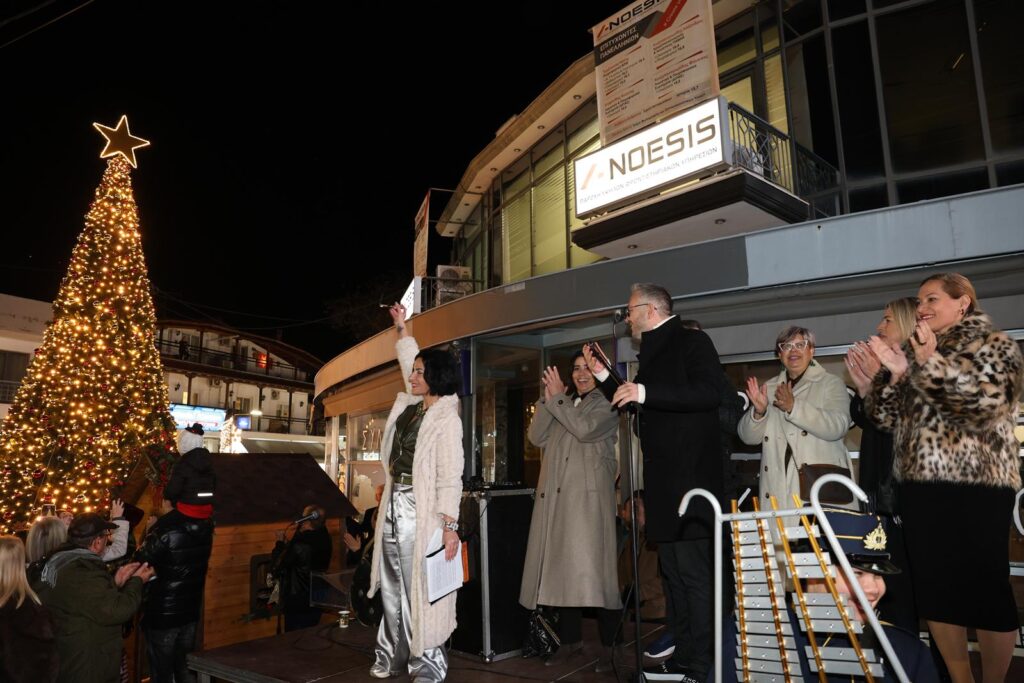 Σε γιορτινό κλίμα και με τα καταστήματα ανοιχτά φωταγωγήθηκε το χριστουγεννιάτικο δέντρο στο Ωραιόκαστρο (pics)