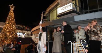 Σε γιορτινό κλίμα και με τα καταστήματα ανοιχτά φωταγωγήθηκε το χριστουγεννιάτικο δέντρο στο Ωραιόκαστρο (pics)