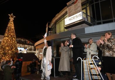 Σε γιορτινό κλίμα και με τα καταστήματα ανοιχτά φωταγωγήθηκε το χριστουγεννιάτικο δέντρο στο Ωραιόκαστρο (pics)