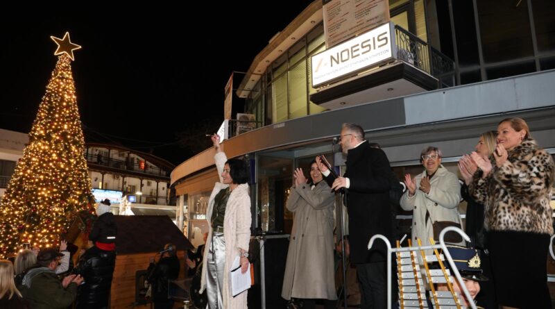 Σε γιορτινό κλίμα και με τα καταστήματα ανοιχτά φωταγωγήθηκε το χριστουγεννιάτικο δέντρο στο Ωραιόκαστρο (pics)