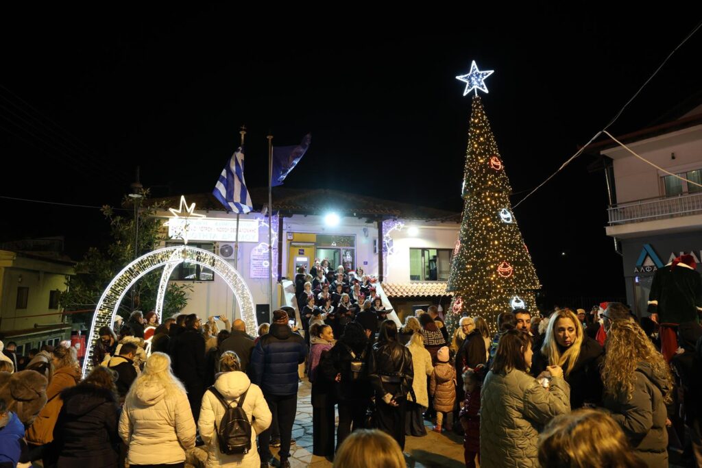 Δ. Ωραιοκάστρου: Φωταγωγήθηκαν τα χριστουγεννιάτικα δέντρα σε Δρυμό και Πεντάλοφο (pics)