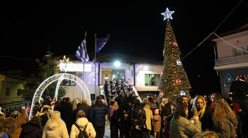 Δ. Ωραιοκάστρου: Φωταγωγήθηκαν τα χριστουγεννιάτικα δέντρα σε Δρυμό και Πεντάλοφο (pics)
