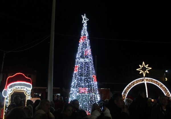 Δήμος Δέλτα: Άναψαν τα χριστουγεννιάτικα δέντρα σε Καλοχώρι, Ανατολικό (pics)