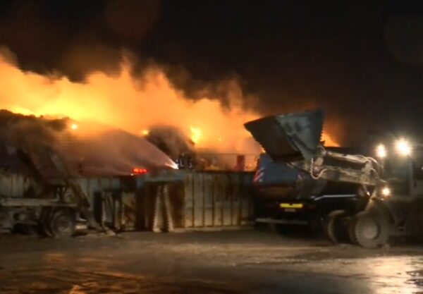 Φωτιά σε εταιρεία ανακύκλωσης στα Διαβατά – Επιχειρούν ισχυρές δυνάμεις (vid)