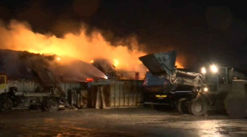 Φωτιά σε εταιρεία ανακύκλωσης στα Διαβατά – Επιχειρούν ισχυρές δυνάμεις (vid)