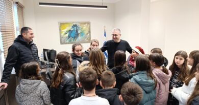 Τα κάλαντα είπαν στον δήμαρχο Ωραιοκάστρου, Π. Τσακίρη, μαθητές, μέλη της ΕΠΩΦ και η Φιλαρμονική Ορχήστρα