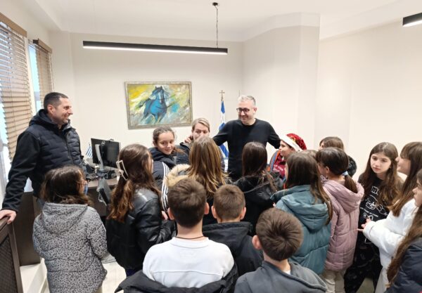 Τα κάλαντα είπαν στον δήμαρχο Ωραιοκάστρου, Π. Τσακίρη, μαθητές, μέλη της ΕΠΩΦ και η Φιλαρμονική Ορχήστρα