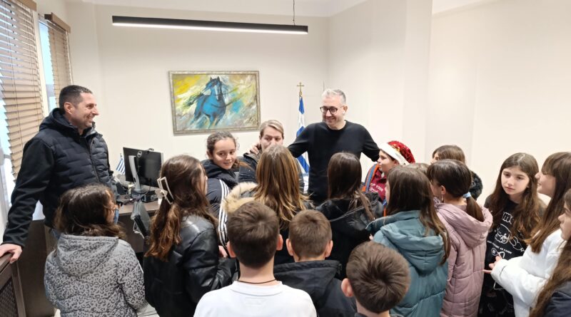 Τα κάλαντα είπαν στον δήμαρχο Ωραιοκάστρου, Π. Τσακίρη, μαθητές, μέλη της ΕΠΩΦ και η Φιλαρμονική Ορχήστρα