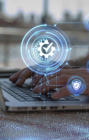 Μια συνολική στρατηγική ψηφιακού μετασχηματισμού υλοποιεί η Ελλάδα, με παρεμβάσεις που εκτείνονται από την προστασία των ανηλίκων και την ψηφιακή υγεία έως την τεχνητή νοημοσύνη, την κυβερνοασφάλεια και τις διαστημικές υποδομές μια προσπάθεια που, όπως έχει τονίσει ο υπουργός Ψηφιακής Διακυβέρνησης, Δημήτρης Παπαστεργίου, στοχεύει στη δημιουργία μιας σύγχρονης, ψηφιακής Ελλάδας που αξίζει να ζεις. Στον τομέα της προστασίας των ανηλίκων, η Ελλάδα συγκαταλέγεται στις πρώτες χώρες που εφαρμόζουν μια ολοκληρωμένη εθνική και ευρωπαϊκή στρατηγική. Ο κ. Παπαστεργίου έχει επισημάνει ότι «είμαστε από τις πρώτες χώρες που ενσωμάτωσαν την ευρωπαϊκή προσέγγιση age verification στο Kids Wallet», προσθέτοντας ότι το Kids Wallet δεν είναι απλά ένα εργαλείο ελέγχου ηλικίας, αλλά ένα «ισχυρό εργαλείο για την προστασία των παιδιών στο διαδίκτυο», το οποίο διευκολύνει τους γονείς για τον έλεγχο πρόσβασης και χρήσης εφαρμογών και υπηρεσιών σε κινητά τηλέφωνα. Ιδιαίτερη έμφαση δόθηκε και στην ψηφιακή υγεία. Ο Εθνικός Ηλεκτρονικός Φάκελος Υγείας (ΕΗΦΥ) συγκεντρώνει τα ιατρικά δεδομένα των πολιτών σε μια ενιαία, ασφαλή και εύχρηστη πλατφόρμα, διευκολύνοντας τόσο τους πολίτες όσο και τους επαγγελματίες υγείας. Παράλληλα, τέθηκαν σε παραγωγική λειτουργία ο Προσωπικός Βοηθός Υγείας Πολίτη (myHealth Agent) και ο Ψηφιακός Βοηθός Ιατρού, με αξιοποίηση τεχνητής νοημοσύνης. Στον πυρήνα της στρατηγικής βρίσκεται η Τεχνητή Νοημοσύνη. Την άνοιξη του 2026 ξεκινά η υλοποίηση του εθνικού υπερυπολογιστή «ΔΑΙΔΑΛΟΣ» στο Τεχνολογικό Πολιτιστικό Πάρκο Λαυρίου, ενώ τον Δεκέμβριο του 2025 εγκρίθηκε ο νόμος για τη δημιουργία του AI Factory «Pharos». Σύμφωνα με τον υπουργό, το Pharos ανοίγει «τον δρόμο για το μέλλον της Ελλάδας στην Τεχνητή Νοημοσύνη», ενισχύοντας τη συνεργασία μεταξύ δημόσιου και ιδιωτικού τομέα και ενδυναμώνοντας την καινοτομία. Τον Οκτώβριο του 2025 εγκρίθηκαν επίσης προτάσεις για τη δημιουργία τεσσάρων AI Factory Antennas σε Κύπρο, Μάλτα, Βόρεια Μακεδονία και Σερβία, που θα συνδέονται με το ελληνικό Pharos, καθιστώντας τη χώρα περιφερειακό κόμβο ΤΝ στη Νοτιοανατολική Ευρώπη. Την ίδια περίοδο ανακοινώθηκε και η δημιουργία νέου υπερυπολογιστή ΤΝ στην Κοζάνη, με εθνικούς πόρους ύψους 30 εκατ. ευρώ. Σημαντική πρόοδος καταγράφεται και στην εφαρμογή του Προσωπικού Αριθμού, με 9,3 εκατ. πολίτες να διαθέτουν πλέον μοναδικό αριθμό ταυτοποίησης για τις συναλλαγές τους με το Δημόσιο, ένα εργαλείο που, σύμφωνα με τον υπουργό, συμβάλλει στη βελτίωση των ψηφιακών υπηρεσιών και της εξυπηρέτησης. Στον χώρο του αθλητισμού, το ψηφιακό εισιτήριο και η ταυτοποίηση εισόδου στα γήπεδα μέσω του Gov.gr Wallet έχουν αποδώσει μετρήσιμα αποτελέσματα. Κατά την περίοδο 2024-2025 εκδόθηκαν 1.480.896 προσωποποιημένα εισιτήρια, ενώ συνολικά τα προσωποποιημένα εισιτήρια ανέρχονται σε 2.507.345, με σημαντικό αριθμό να αφορά ανηλίκους και ξένους φιλάθλους. Παράλληλα, ενισχύεται η οδική ασφάλεια με την εγκατάσταση των πρώτων καμερών τεχνητής νοημοσύνης σε σημεία υψηλής επικινδυνότητας στην Αττική, μετά την ψήφιση της σχετικής νομοθεσίας. Καθοριστικό ρόλο στον ψηφιακό μετασχηματισμό διαδραματίζει το Ταμείο Ανάκαμψης. Το υπουργείο Ψηφιακής Διακυβέρνησης υλοποιεί 109 ψηφιακά έργα με 309 υποέργα και συνολικό προϋπολογισμό 3,3 δισ. ευρώ. Οι συνολικές πληρωμές έχουν φτάσει τα 1,6 δισ. ευρώ, εκ των οποίων 555 εκατ. ευρώ πραγματοποιήθηκαν μόνο το 2025, ενώ έως το τέλος του έτους αναμένονται επιπλέον 200 εκατ. ευρώ. Σε εξέλιξη βρίσκεται και ένα από τα μεγαλύτερα έργα ψηφιοποίησης αρχειακού υλικού που αφορά περισσότερες από 1,1 δισ. σελίδες σε κρίσιμους τομείς όπως η Δικαιοσύνη, η Υγεία, το Κτηματολόγιο και η Μετανάστευση. Μέχρι σήμερα έχουν ψηφιοποιηθεί 817,5 εκατ. σελίδες, ποσοστό 68% του συνολικού έργου, με ορίζοντα ολοκλήρωσης το καλοκαίρι του 2026. Στον τομέα των υποδομών, η ευρυζωνικότητα ενισχύεται δυναμικά με το πρόγραμμα Ultra-Fast Broadband (UFBB), προϋπολογισμού 452 εκατ. ευρώ, που θα επεκτείνει την κάλυψη υπερυψηλών ταχυτήτων σε περίπου 480.000 νοικοκυριά και επιχειρήσεις. Σημαντικές είναι και οι εξελίξεις στο Διάστημα, με την εκτόξευση πέντε ελληνικών micro και nano δορυφόρων στο πλαίσιο του Εθνικού Προγράμματος Μικροδορυφόρων, ενώ νωρίτερα το 2025 είχε εκτοξευθεί και ο πρώτος ελληνικός CubeSat από επιστημονική ομάδα του Δημοκρίτειου Πανεπιστημίου Θράκης. Την ίδια στιγμή, παρουσιάστηκε η νέα έκδοση του Gov.gr Wallet, που με τις πρόσφατες ενημερώσεις φιλοδοξεί να μετατρέψει την εφαρμογή σε βασικό κόμβο επικοινωνίας των πολιτών με το κράτος. Ο κ. Παπαστεργίου έχει σημειώσει ότι στόχος είναι η εφαρμογή να λειτουργεί ως μοναδικό και ασφαλές κανάλι επικοινωνίας πολιτών και κυβέρνησης. Τέλος, την Εθνική Στρατηγική Κυβερνοασφάλειας 2026-2030 και οι ψηφιακοί βοηθοί όπως ο mAiGov και η εφαρμογή mAiGreece, ενίσχυσαν περαιτέρω τη συμμετοχή των πολιτών και την καθημερινή χρηστικότητα των ψηφιακών υπηρεσιών. Συνολικά, ο στόχος ήταν η επιτάχυνση του ψηφιακού μετασχηματισμού με έμφαση στον άνθρωπο, την καινοτομία και την αποτελεσματικότητα, κάτι που «συνδέει τεχνολογία και ανθρώπινη εμπειρία για το καλό των πολιτών», όπως έχει τονίσει ο κ. Παπαστεργίου.