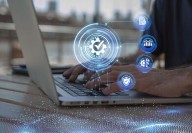 Μια συνολική στρατηγική ψηφιακού μετασχηματισμού υλοποιεί η Ελλάδα, με παρεμβάσεις που εκτείνονται από την προστασία των ανηλίκων και την ψηφιακή υγεία έως την τεχνητή νοημοσύνη, την κυβερνοασφάλεια και τις διαστημικές υποδομές μια προσπάθεια που, όπως έχει τονίσει ο υπουργός Ψηφιακής Διακυβέρνησης, Δημήτρης Παπαστεργίου, στοχεύει στη δημιουργία μιας σύγχρονης, ψηφιακής Ελλάδας που αξίζει να ζεις. Στον τομέα της προστασίας των ανηλίκων, η Ελλάδα συγκαταλέγεται στις πρώτες χώρες που εφαρμόζουν μια ολοκληρωμένη εθνική και ευρωπαϊκή στρατηγική. Ο κ. Παπαστεργίου έχει επισημάνει ότι «είμαστε από τις πρώτες χώρες που ενσωμάτωσαν την ευρωπαϊκή προσέγγιση age verification στο Kids Wallet», προσθέτοντας ότι το Kids Wallet δεν είναι απλά ένα εργαλείο ελέγχου ηλικίας, αλλά ένα «ισχυρό εργαλείο για την προστασία των παιδιών στο διαδίκτυο», το οποίο διευκολύνει τους γονείς για τον έλεγχο πρόσβασης και χρήσης εφαρμογών και υπηρεσιών σε κινητά τηλέφωνα. Ιδιαίτερη έμφαση δόθηκε και στην ψηφιακή υγεία. Ο Εθνικός Ηλεκτρονικός Φάκελος Υγείας (ΕΗΦΥ) συγκεντρώνει τα ιατρικά δεδομένα των πολιτών σε μια ενιαία, ασφαλή και εύχρηστη πλατφόρμα, διευκολύνοντας τόσο τους πολίτες όσο και τους επαγγελματίες υγείας. Παράλληλα, τέθηκαν σε παραγωγική λειτουργία ο Προσωπικός Βοηθός Υγείας Πολίτη (myHealth Agent) και ο Ψηφιακός Βοηθός Ιατρού, με αξιοποίηση τεχνητής νοημοσύνης. Στον πυρήνα της στρατηγικής βρίσκεται η Τεχνητή Νοημοσύνη. Την άνοιξη του 2026 ξεκινά η υλοποίηση του εθνικού υπερυπολογιστή «ΔΑΙΔΑΛΟΣ» στο Τεχνολογικό Πολιτιστικό Πάρκο Λαυρίου, ενώ τον Δεκέμβριο του 2025 εγκρίθηκε ο νόμος για τη δημιουργία του AI Factory «Pharos». Σύμφωνα με τον υπουργό, το Pharos ανοίγει «τον δρόμο για το μέλλον της Ελλάδας στην Τεχνητή Νοημοσύνη», ενισχύοντας τη συνεργασία μεταξύ δημόσιου και ιδιωτικού τομέα και ενδυναμώνοντας την καινοτομία. Τον Οκτώβριο του 2025 εγκρίθηκαν επίσης προτάσεις για τη δημιουργία τεσσάρων AI Factory Antennas σε Κύπρο, Μάλτα, Βόρεια Μακεδονία και Σερβία, που θα συνδέονται με το ελληνικό Pharos, καθιστώντας τη χώρα περιφερειακό κόμβο ΤΝ στη Νοτιοανατολική Ευρώπη. Την ίδια περίοδο ανακοινώθηκε και η δημιουργία νέου υπερυπολογιστή ΤΝ στην Κοζάνη, με εθνικούς πόρους ύψους 30 εκατ. ευρώ. Σημαντική πρόοδος καταγράφεται και στην εφαρμογή του Προσωπικού Αριθμού, με 9,3 εκατ. πολίτες να διαθέτουν πλέον μοναδικό αριθμό ταυτοποίησης για τις συναλλαγές τους με το Δημόσιο, ένα εργαλείο που, σύμφωνα με τον υπουργό, συμβάλλει στη βελτίωση των ψηφιακών υπηρεσιών και της εξυπηρέτησης. Στον χώρο του αθλητισμού, το ψηφιακό εισιτήριο και η ταυτοποίηση εισόδου στα γήπεδα μέσω του Gov.gr Wallet έχουν αποδώσει μετρήσιμα αποτελέσματα. Κατά την περίοδο 2024-2025 εκδόθηκαν 1.480.896 προσωποποιημένα εισιτήρια, ενώ συνολικά τα προσωποποιημένα εισιτήρια ανέρχονται σε 2.507.345, με σημαντικό αριθμό να αφορά ανηλίκους και ξένους φιλάθλους. Παράλληλα, ενισχύεται η οδική ασφάλεια με την εγκατάσταση των πρώτων καμερών τεχνητής νοημοσύνης σε σημεία υψηλής επικινδυνότητας στην Αττική, μετά την ψήφιση της σχετικής νομοθεσίας. Καθοριστικό ρόλο στον ψηφιακό μετασχηματισμό διαδραματίζει το Ταμείο Ανάκαμψης. Το υπουργείο Ψηφιακής Διακυβέρνησης υλοποιεί 109 ψηφιακά έργα με 309 υποέργα και συνολικό προϋπολογισμό 3,3 δισ. ευρώ. Οι συνολικές πληρωμές έχουν φτάσει τα 1,6 δισ. ευρώ, εκ των οποίων 555 εκατ. ευρώ πραγματοποιήθηκαν μόνο το 2025, ενώ έως το τέλος του έτους αναμένονται επιπλέον 200 εκατ. ευρώ. Σε εξέλιξη βρίσκεται και ένα από τα μεγαλύτερα έργα ψηφιοποίησης αρχειακού υλικού που αφορά περισσότερες από 1,1 δισ. σελίδες σε κρίσιμους τομείς όπως η Δικαιοσύνη, η Υγεία, το Κτηματολόγιο και η Μετανάστευση. Μέχρι σήμερα έχουν ψηφιοποιηθεί 817,5 εκατ. σελίδες, ποσοστό 68% του συνολικού έργου, με ορίζοντα ολοκλήρωσης το καλοκαίρι του 2026. Στον τομέα των υποδομών, η ευρυζωνικότητα ενισχύεται δυναμικά με το πρόγραμμα Ultra-Fast Broadband (UFBB), προϋπολογισμού 452 εκατ. ευρώ, που θα επεκτείνει την κάλυψη υπερυψηλών ταχυτήτων σε περίπου 480.000 νοικοκυριά και επιχειρήσεις. Σημαντικές είναι και οι εξελίξεις στο Διάστημα, με την εκτόξευση πέντε ελληνικών micro και nano δορυφόρων στο πλαίσιο του Εθνικού Προγράμματος Μικροδορυφόρων, ενώ νωρίτερα το 2025 είχε εκτοξευθεί και ο πρώτος ελληνικός CubeSat από επιστημονική ομάδα του Δημοκρίτειου Πανεπιστημίου Θράκης. Την ίδια στιγμή, παρουσιάστηκε η νέα έκδοση του Gov.gr Wallet, που με τις πρόσφατες ενημερώσεις φιλοδοξεί να μετατρέψει την εφαρμογή σε βασικό κόμβο επικοινωνίας των πολιτών με το κράτος. Ο κ. Παπαστεργίου έχει σημειώσει ότι στόχος είναι η εφαρμογή να λειτουργεί ως μοναδικό και ασφαλές κανάλι επικοινωνίας πολιτών και κυβέρνησης. Τέλος, την Εθνική Στρατηγική Κυβερνοασφάλειας 2026-2030 και οι ψηφιακοί βοηθοί όπως ο mAiGov και η εφαρμογή mAiGreece, ενίσχυσαν περαιτέρω τη συμμετοχή των πολιτών και την καθημερινή χρηστικότητα των ψηφιακών υπηρεσιών. Συνολικά, ο στόχος ήταν η επιτάχυνση του ψηφιακού μετασχηματισμού με έμφαση στον άνθρωπο, την καινοτομία και την αποτελεσματικότητα, κάτι που «συνδέει τεχνολογία και ανθρώπινη εμπειρία για το καλό των πολιτών», όπως έχει τονίσει ο κ. Παπαστεργίου.