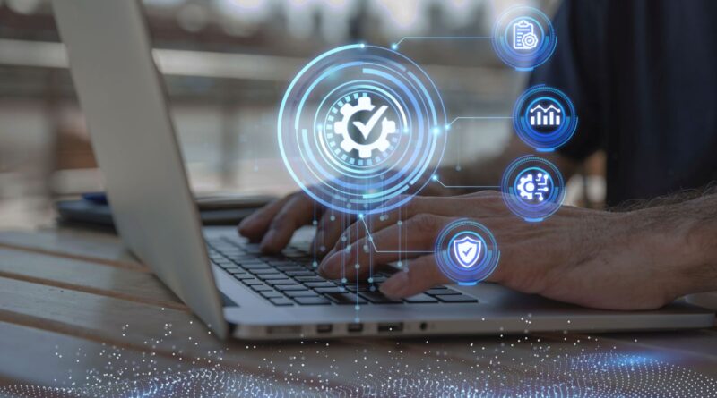 Μια συνολική στρατηγική ψηφιακού μετασχηματισμού υλοποιεί η Ελλάδα, με παρεμβάσεις που εκτείνονται από την προστασία των ανηλίκων και την ψηφιακή υγεία έως την τεχνητή νοημοσύνη, την κυβερνοασφάλεια και τις διαστημικές υποδομές μια προσπάθεια που, όπως έχει τονίσει ο υπουργός Ψηφιακής Διακυβέρνησης, Δημήτρης Παπαστεργίου, στοχεύει στη δημιουργία μιας σύγχρονης, ψηφιακής Ελλάδας που αξίζει να ζεις. Στον τομέα της προστασίας των ανηλίκων, η Ελλάδα συγκαταλέγεται στις πρώτες χώρες που εφαρμόζουν μια ολοκληρωμένη εθνική και ευρωπαϊκή στρατηγική. Ο κ. Παπαστεργίου έχει επισημάνει ότι «είμαστε από τις πρώτες χώρες που ενσωμάτωσαν την ευρωπαϊκή προσέγγιση age verification στο Kids Wallet», προσθέτοντας ότι το Kids Wallet δεν είναι απλά ένα εργαλείο ελέγχου ηλικίας, αλλά ένα «ισχυρό εργαλείο για την προστασία των παιδιών στο διαδίκτυο», το οποίο διευκολύνει τους γονείς για τον έλεγχο πρόσβασης και χρήσης εφαρμογών και υπηρεσιών σε κινητά τηλέφωνα. Ιδιαίτερη έμφαση δόθηκε και στην ψηφιακή υγεία. Ο Εθνικός Ηλεκτρονικός Φάκελος Υγείας (ΕΗΦΥ) συγκεντρώνει τα ιατρικά δεδομένα των πολιτών σε μια ενιαία, ασφαλή και εύχρηστη πλατφόρμα, διευκολύνοντας τόσο τους πολίτες όσο και τους επαγγελματίες υγείας. Παράλληλα, τέθηκαν σε παραγωγική λειτουργία ο Προσωπικός Βοηθός Υγείας Πολίτη (myHealth Agent) και ο Ψηφιακός Βοηθός Ιατρού, με αξιοποίηση τεχνητής νοημοσύνης. Στον πυρήνα της στρατηγικής βρίσκεται η Τεχνητή Νοημοσύνη. Την άνοιξη του 2026 ξεκινά η υλοποίηση του εθνικού υπερυπολογιστή «ΔΑΙΔΑΛΟΣ» στο Τεχνολογικό Πολιτιστικό Πάρκο Λαυρίου, ενώ τον Δεκέμβριο του 2025 εγκρίθηκε ο νόμος για τη δημιουργία του AI Factory «Pharos». Σύμφωνα με τον υπουργό, το Pharos ανοίγει «τον δρόμο για το μέλλον της Ελλάδας στην Τεχνητή Νοημοσύνη», ενισχύοντας τη συνεργασία μεταξύ δημόσιου και ιδιωτικού τομέα και ενδυναμώνοντας την καινοτομία. Τον Οκτώβριο του 2025 εγκρίθηκαν επίσης προτάσεις για τη δημιουργία τεσσάρων AI Factory Antennas σε Κύπρο, Μάλτα, Βόρεια Μακεδονία και Σερβία, που θα συνδέονται με το ελληνικό Pharos, καθιστώντας τη χώρα περιφερειακό κόμβο ΤΝ στη Νοτιοανατολική Ευρώπη. Την ίδια περίοδο ανακοινώθηκε και η δημιουργία νέου υπερυπολογιστή ΤΝ στην Κοζάνη, με εθνικούς πόρους ύψους 30 εκατ. ευρώ. Σημαντική πρόοδος καταγράφεται και στην εφαρμογή του Προσωπικού Αριθμού, με 9,3 εκατ. πολίτες να διαθέτουν πλέον μοναδικό αριθμό ταυτοποίησης για τις συναλλαγές τους με το Δημόσιο, ένα εργαλείο που, σύμφωνα με τον υπουργό, συμβάλλει στη βελτίωση των ψηφιακών υπηρεσιών και της εξυπηρέτησης. Στον χώρο του αθλητισμού, το ψηφιακό εισιτήριο και η ταυτοποίηση εισόδου στα γήπεδα μέσω του Gov.gr Wallet έχουν αποδώσει μετρήσιμα αποτελέσματα. Κατά την περίοδο 2024-2025 εκδόθηκαν 1.480.896 προσωποποιημένα εισιτήρια, ενώ συνολικά τα προσωποποιημένα εισιτήρια ανέρχονται σε 2.507.345, με σημαντικό αριθμό να αφορά ανηλίκους και ξένους φιλάθλους. Παράλληλα, ενισχύεται η οδική ασφάλεια με την εγκατάσταση των πρώτων καμερών τεχνητής νοημοσύνης σε σημεία υψηλής επικινδυνότητας στην Αττική, μετά την ψήφιση της σχετικής νομοθεσίας. Καθοριστικό ρόλο στον ψηφιακό μετασχηματισμό διαδραματίζει το Ταμείο Ανάκαμψης. Το υπουργείο Ψηφιακής Διακυβέρνησης υλοποιεί 109 ψηφιακά έργα με 309 υποέργα και συνολικό προϋπολογισμό 3,3 δισ. ευρώ. Οι συνολικές πληρωμές έχουν φτάσει τα 1,6 δισ. ευρώ, εκ των οποίων 555 εκατ. ευρώ πραγματοποιήθηκαν μόνο το 2025, ενώ έως το τέλος του έτους αναμένονται επιπλέον 200 εκατ. ευρώ. Σε εξέλιξη βρίσκεται και ένα από τα μεγαλύτερα έργα ψηφιοποίησης αρχειακού υλικού που αφορά περισσότερες από 1,1 δισ. σελίδες σε κρίσιμους τομείς όπως η Δικαιοσύνη, η Υγεία, το Κτηματολόγιο και η Μετανάστευση. Μέχρι σήμερα έχουν ψηφιοποιηθεί 817,5 εκατ. σελίδες, ποσοστό 68% του συνολικού έργου, με ορίζοντα ολοκλήρωσης το καλοκαίρι του 2026. Στον τομέα των υποδομών, η ευρυζωνικότητα ενισχύεται δυναμικά με το πρόγραμμα Ultra-Fast Broadband (UFBB), προϋπολογισμού 452 εκατ. ευρώ, που θα επεκτείνει την κάλυψη υπερυψηλών ταχυτήτων σε περίπου 480.000 νοικοκυριά και επιχειρήσεις. Σημαντικές είναι και οι εξελίξεις στο Διάστημα, με την εκτόξευση πέντε ελληνικών micro και nano δορυφόρων στο πλαίσιο του Εθνικού Προγράμματος Μικροδορυφόρων, ενώ νωρίτερα το 2025 είχε εκτοξευθεί και ο πρώτος ελληνικός CubeSat από επιστημονική ομάδα του Δημοκρίτειου Πανεπιστημίου Θράκης. Την ίδια στιγμή, παρουσιάστηκε η νέα έκδοση του Gov.gr Wallet, που με τις πρόσφατες ενημερώσεις φιλοδοξεί να μετατρέψει την εφαρμογή σε βασικό κόμβο επικοινωνίας των πολιτών με το κράτος. Ο κ. Παπαστεργίου έχει σημειώσει ότι στόχος είναι η εφαρμογή να λειτουργεί ως μοναδικό και ασφαλές κανάλι επικοινωνίας πολιτών και κυβέρνησης. Τέλος, την Εθνική Στρατηγική Κυβερνοασφάλειας 2026-2030 και οι ψηφιακοί βοηθοί όπως ο mAiGov και η εφαρμογή mAiGreece, ενίσχυσαν περαιτέρω τη συμμετοχή των πολιτών και την καθημερινή χρηστικότητα των ψηφιακών υπηρεσιών. Συνολικά, ο στόχος ήταν η επιτάχυνση του ψηφιακού μετασχηματισμού με έμφαση στον άνθρωπο, την καινοτομία και την αποτελεσματικότητα, κάτι που «συνδέει τεχνολογία και ανθρώπινη εμπειρία για το καλό των πολιτών», όπως έχει τονίσει ο κ. Παπαστεργίου.