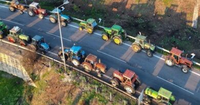 Παραμένουν στους δρόμους οι αγρότες