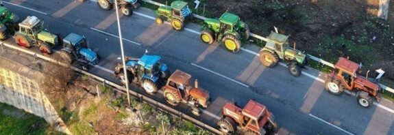 Παραμένουν στους δρόμους οι αγρότες