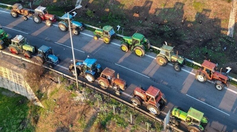 Κλιμακώνονται οι κινητοποιήσεις στα μπλόκα, από τα Μάλγαρα και το Δερβένι μέχρι τη Νικήτη
