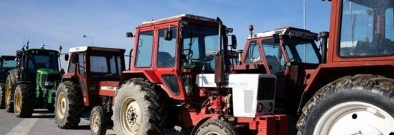 Κλιμακώνουν οι αγρότες με μπλόκα και πολύωρους αποκλεισμούς του οδικού δικτύου