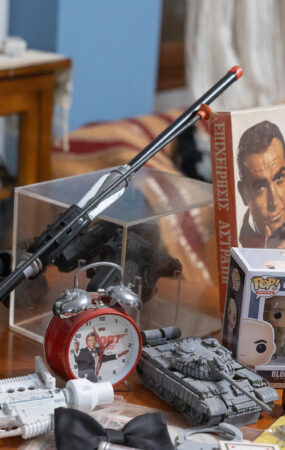 Ο Τζέιμς Μποντ «ζει» στο Ρετζίκι: Η εντυπωσιακή συλλογή ενός φανατικού συλλέκτη του πράκτορα 007