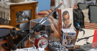 Ο Τζέιμς Μποντ «ζει» στο Ρετζίκι: Η εντυπωσιακή συλλογή ενός φανατικού συλλέκτη του πράκτορα 007