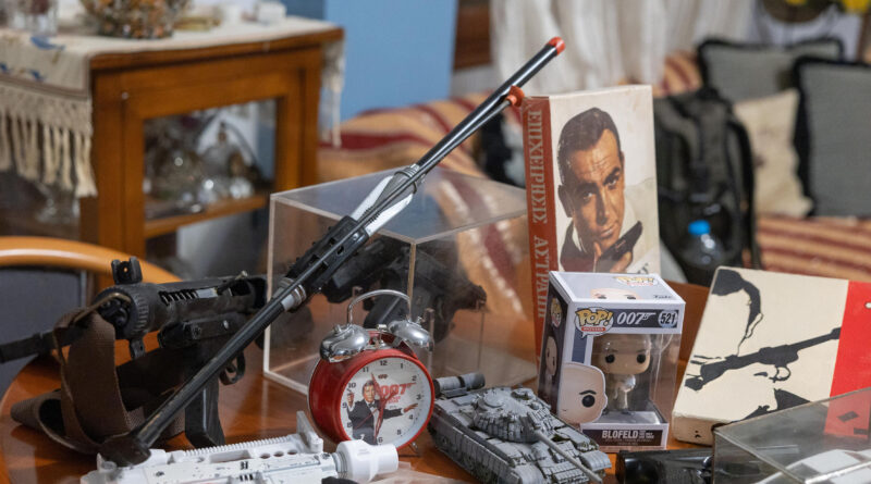 Ο Τζέιμς Μποντ «ζει» στο Ρετζίκι: Η εντυπωσιακή συλλογή ενός φανατικού συλλέκτη του πράκτορα 007
