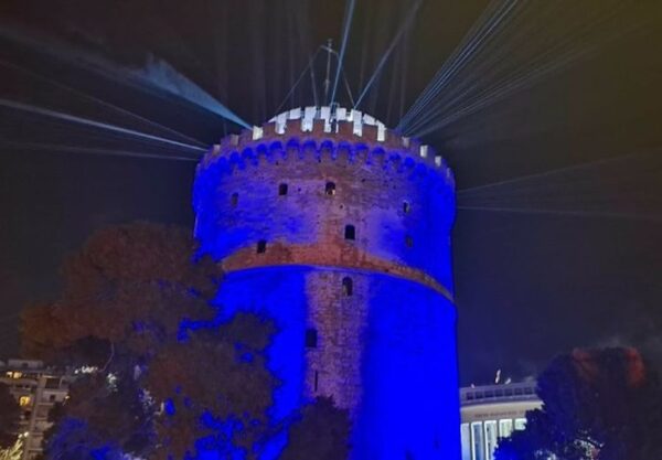Η Θεσσαλονίκη υποδέχτηκε το 2026 με laser show και χιλιάδες κόσμου στο Λευκό Πύργο