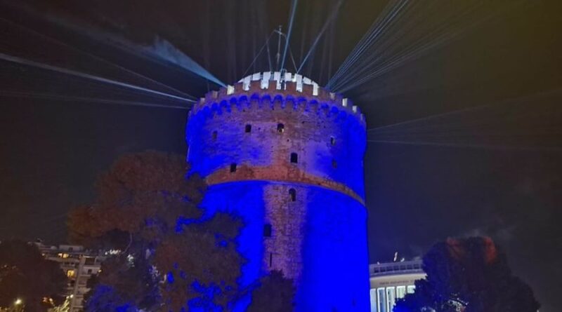 Η Θεσσαλονίκη υποδέχτηκε το 2026 με laser show και χιλιάδες κόσμου στο Λευκό Πύργο
