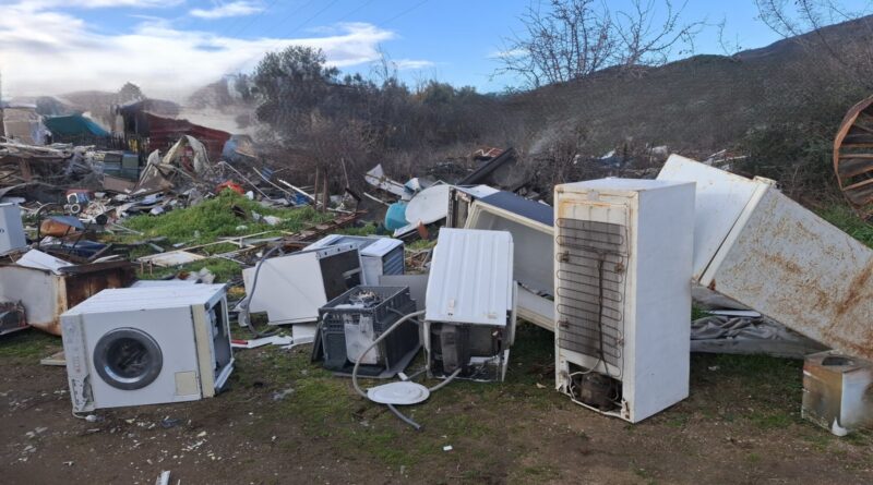 Πιάστηκε στα... πράσα να πετάει ογκώδη σε περιοχή της Ασπροβάλτας (pics)