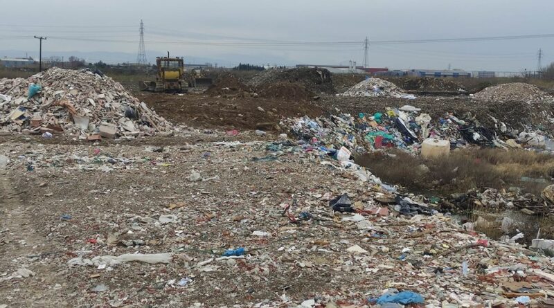 Άδειαζαν μπάζα σε χωράφι σε περιοχή του Δήμου Δέλτα από το 2020 - 6 συλλήψεις (pics)