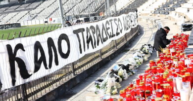 Εικόνες σπαραγμού στην Τούμπα για τον χαμό των επτά «αετόπουλων» – Η Θύρα 4 γέμισε κεριά και λουλούδια, μεσίστιες οι σημαίες