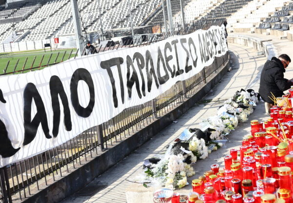 Εικόνες σπαραγμού στην Τούμπα για τον χαμό των επτά «αετόπουλων» – Η Θύρα 4 γέμισε κεριά και λουλούδια, μεσίστιες οι σημαίες