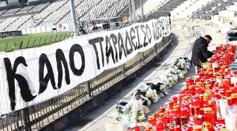 Εικόνες σπαραγμού στην Τούμπα για τον χαμό των επτά «αετόπουλων» – Η Θύρα 4 γέμισε κεριά και λουλούδια, μεσίστιες οι σημαίες