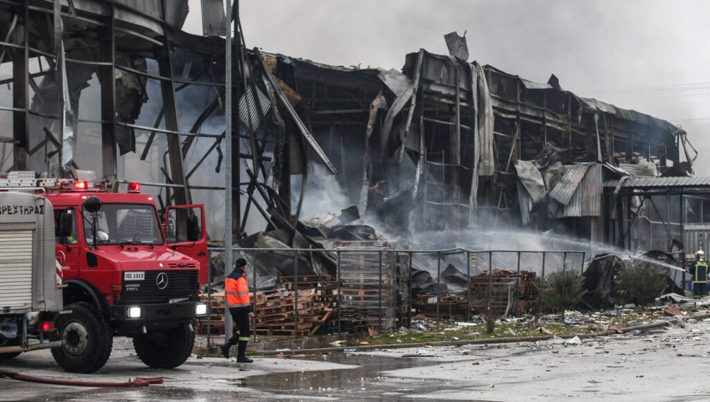 Τι προκάλεσε την τεράστια έκρηξη στη «Βιολάντα»: Όλα τα σενάρια που οδήγησαν στην πυρκαγιά και τον θάνατο πέντε εργαζομένων