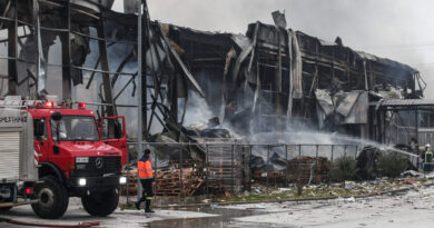 Τι προκάλεσε την τεράστια έκρηξη στη «Βιολάντα»: Όλα τα σενάρια που οδήγησαν στην πυρκαγιά και τον θάνατο πέντε εργαζομένων