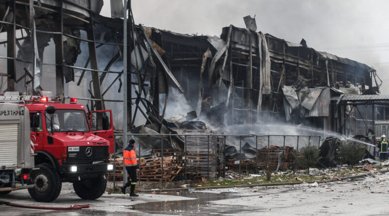 Τι προκάλεσε την τεράστια έκρηξη στη «Βιολάντα»: Όλα τα σενάρια που οδήγησαν στην πυρκαγιά και τον θάνατο πέντε εργαζομένων