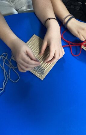 Με επιτυχία ολοκληρώθηκε η δράση «Αργαλειός: νήματα και υφασματοϊστορίες» στη Δημοτική Βιβλιοθήκη Ωραιοκάστρου