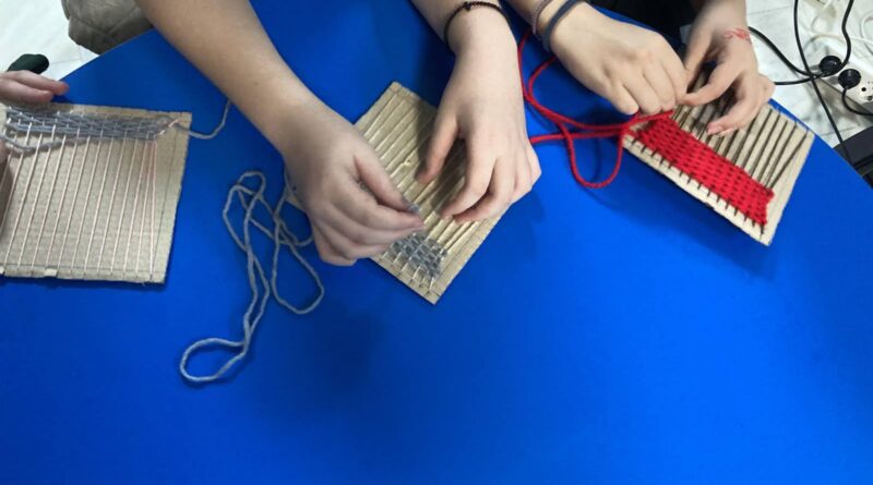 Με επιτυχία ολοκληρώθηκε η δράση «Αργαλειός: νήματα και υφασματοϊστορίες» στη Δημοτική Βιβλιοθήκη Ωραιοκάστρου