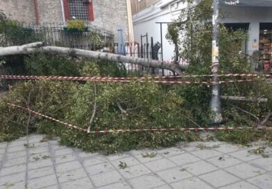 Σαρώνει ο Βαρδάρης - Δεκάδες κλήσεις στην Πυροσβεστική - Αποκαταστάθηκε η σιδηροδρομική κυκλοφορία στο τμήμα Σίνδος - Θεσσαλονίκη