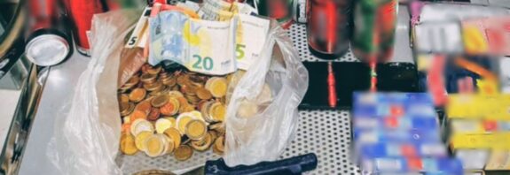 Συνελήφθη επ' αυτοφώρω μετά από διάρρηξη ζαχαροπλαστείου στη Χαριλάου